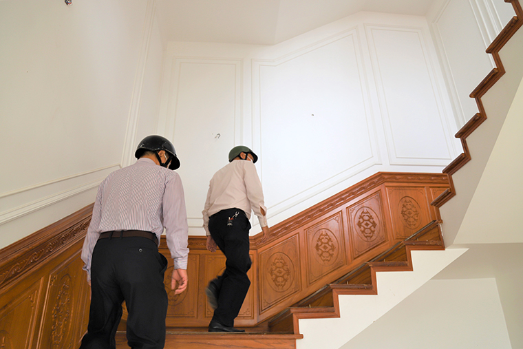 Cầu thang từ tầng trệt lên tầng 1 của căn biệt thự
