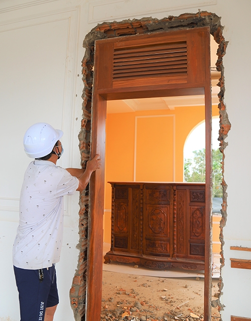 Cửa phòng và các hạng mục điện nước tại tầng 1 căn bị thự đang được tháo dỡ