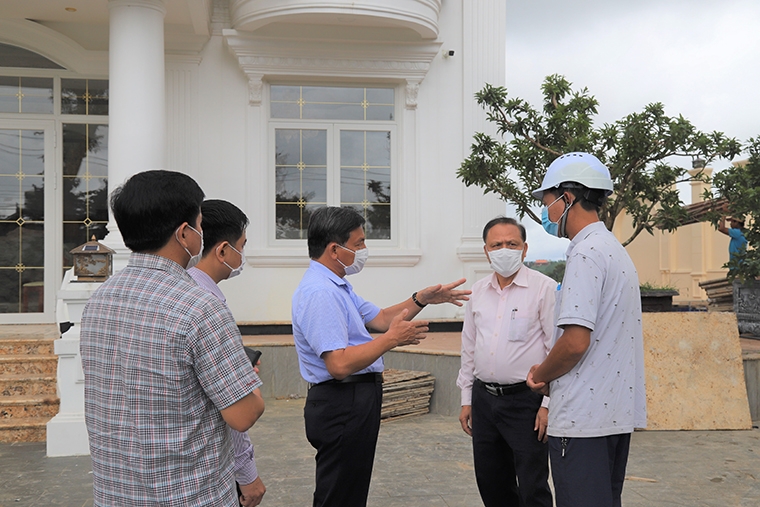 Ông Nguyễn Văn Triệu – Bí thư Thành ủy Bảo Lộc và ông Phan Văn Cương – Phó Chủ tịch UBND TP Bảo Lộc kiểm tra, đôn đốc gia đình ông Phạm Văn Huyên chấp hành thực hiện việc tháo dỡ căn biệt thự không phép theo quy định pháp luật