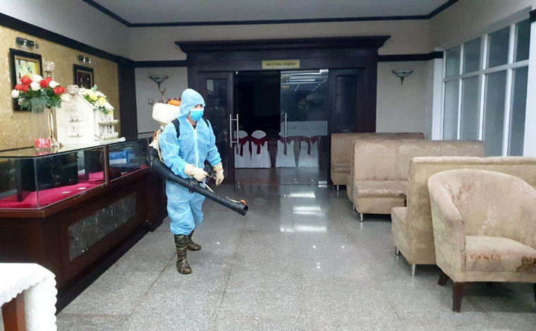Phun khử khuẩn tại Khách sạn Seri Bảo Lộc. Ảnh: Khánh Phúc