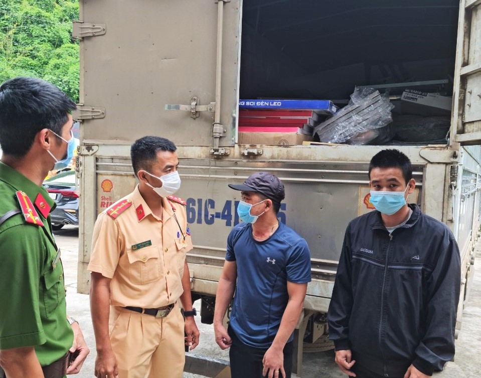 Trốn trong thùng xe tải để qua mặt chốt kiểm soát tại đèo Chuối