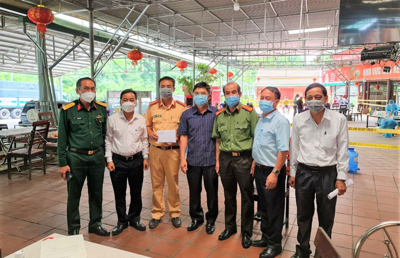 Phó Chủ tịch UBND tỉnh Lâm Đồng Đặng Trí Dũng chỉ đạo công tác phòng chống dịch tại chốt số 1