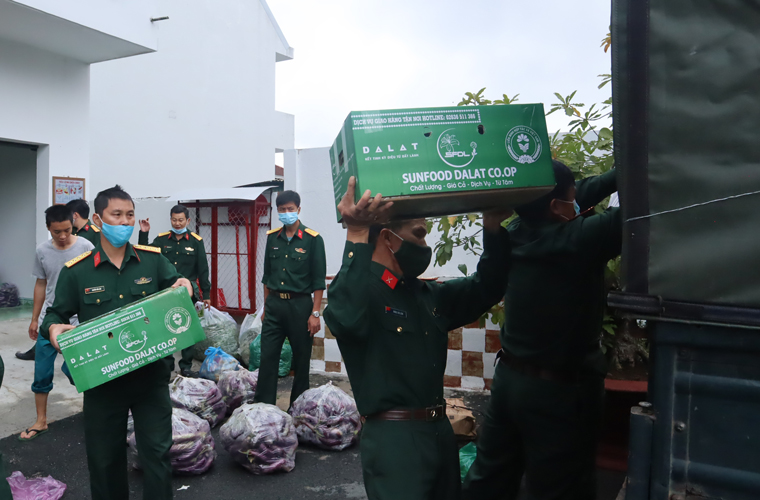 5 tấn rau tươi ủng hộ bà con vùng dịch ở Đồng Nai