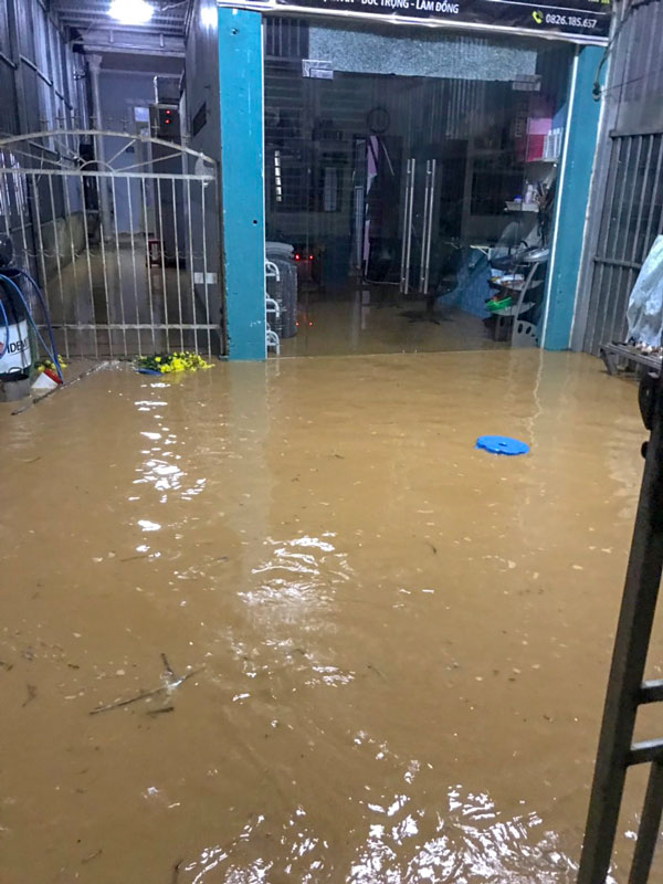 Một nhà dân nước lũ tràn vào nhà