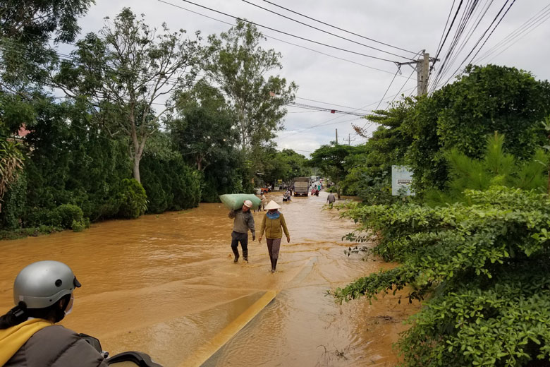 Người dân xã Bình Thạnh di chuyển vật ra khỏi vị trí nhà bị ngập sâu sáng 9/7