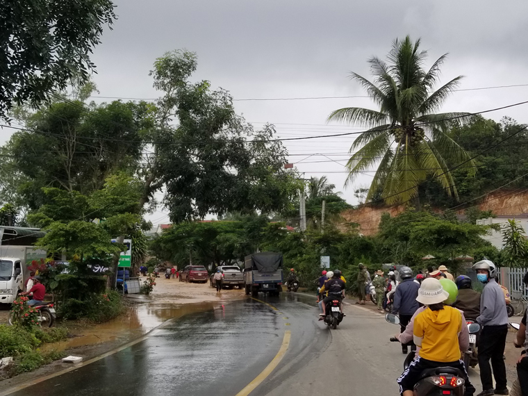 Một đoạn đường Quốc lộ 27 bị ngập do mưa lũ trưa 9/7