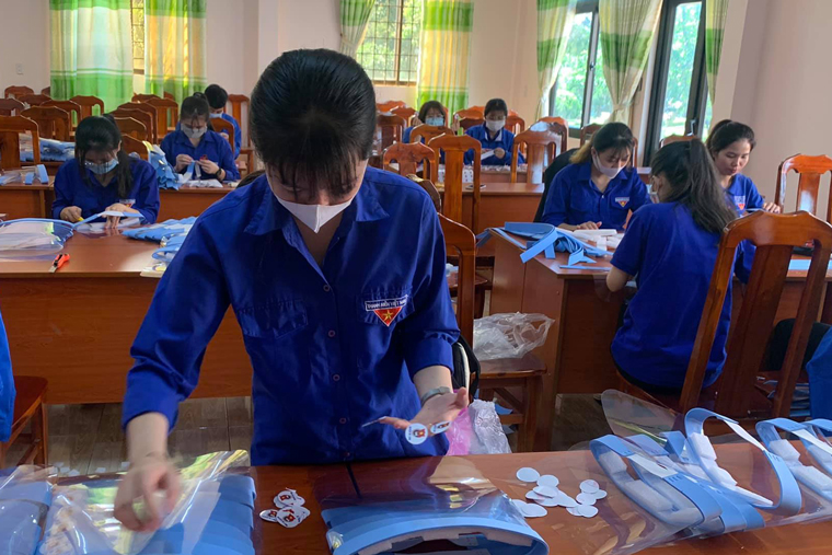 Tuổi trẻ Di Linh làm 400 tấm chắn giọt bắt tặng lực lượng phòng chống dịch Covid-19
