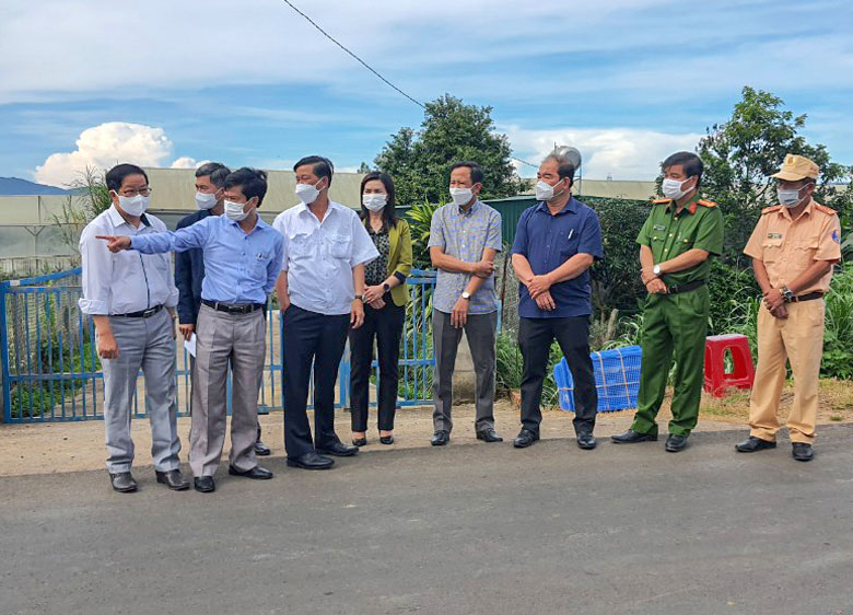 Đồng chí Trần Đức Quận - Bí thư Tỉnh uỷ Lâm Đồng cùng đoàn công tác kiểm tra chốt kiểm soát dịch Covid-19 tại Quốc lộ 27 hướng từ ngã 3 Fi Nôm về thị trấn Thạnh Mỹ