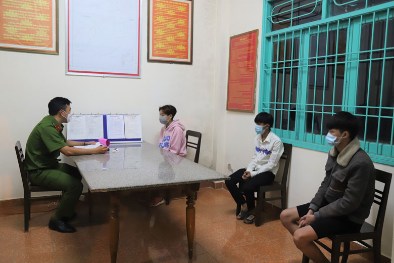 Bảo Lộc: Tụ tập đông người không đeo khẩu trang, 7 thanh niên bị phạt 14 triệu đồng