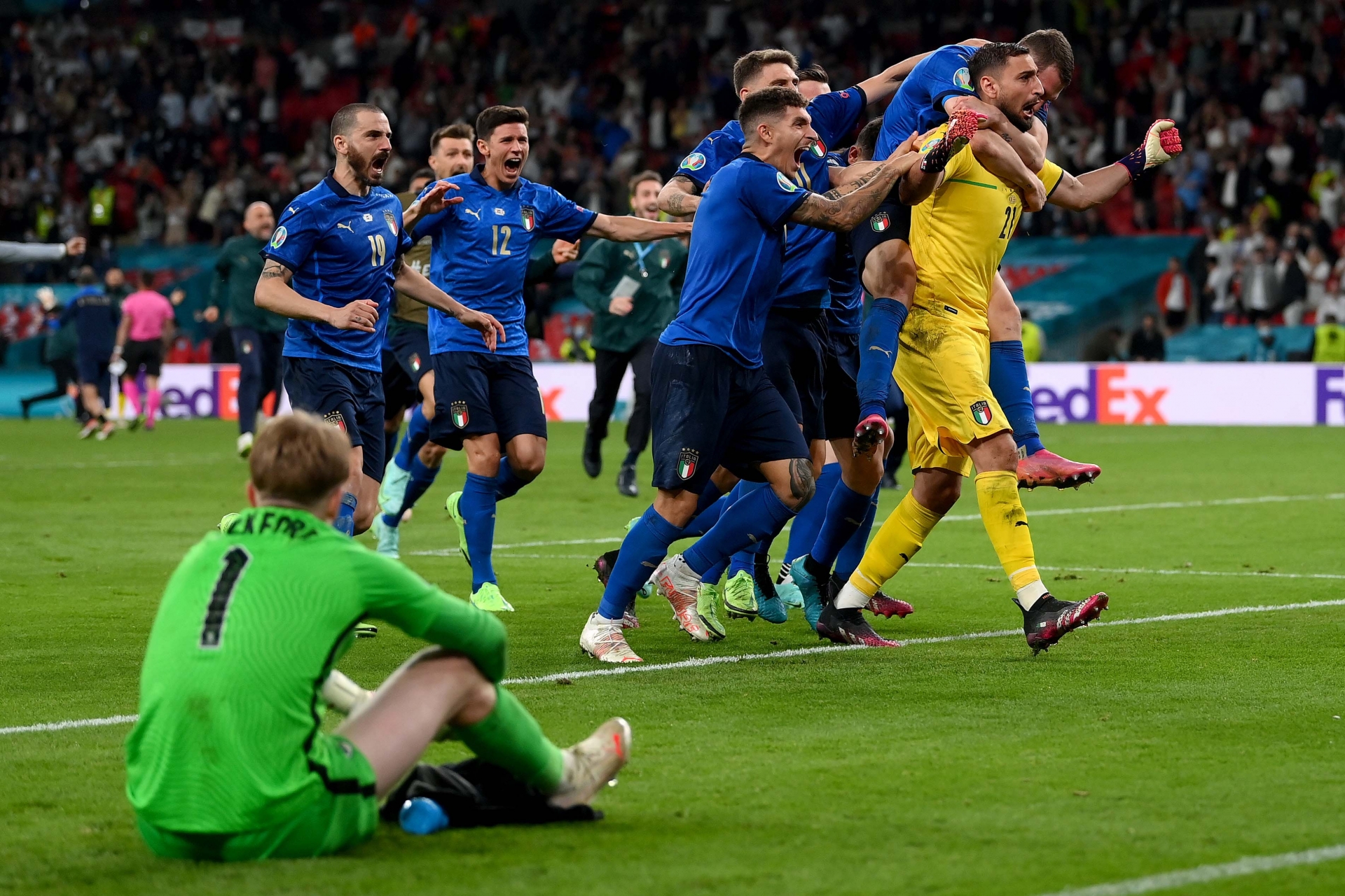Thủ thành Gianluigi Donnarumma là người hùng của tuyển Italia. 
