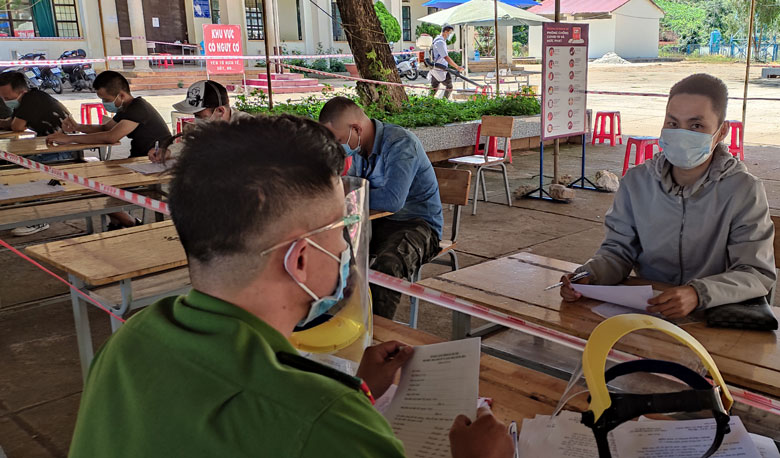 Di Linh: Trốn qua chốt kiểm dịch Covid-19, 5 người bị phạt 37,5 triệu đồng