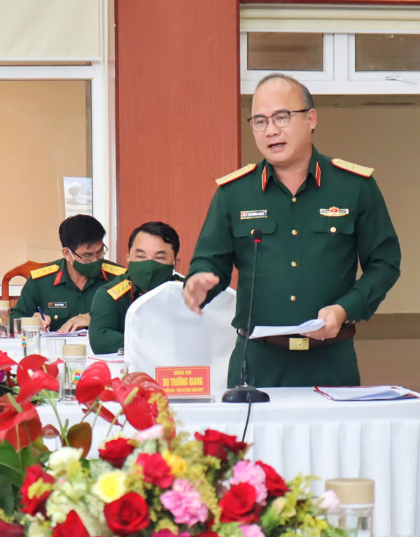 Thiếu tướng Du Trường Giang - Ủy viên Ban Thường vụ, Phó Tư lệnh Quân khu 7 phát biểu tại hội nghị
