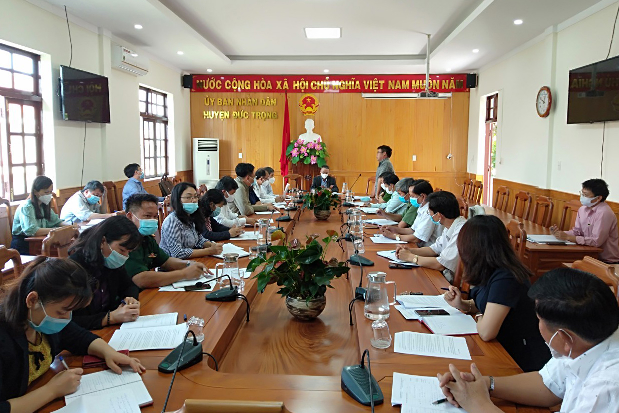 Các đại biểu tham dự buổi làm việc với Chủ tịch UBND tỉnh Lâm Đồng Trần Văn Hiệp