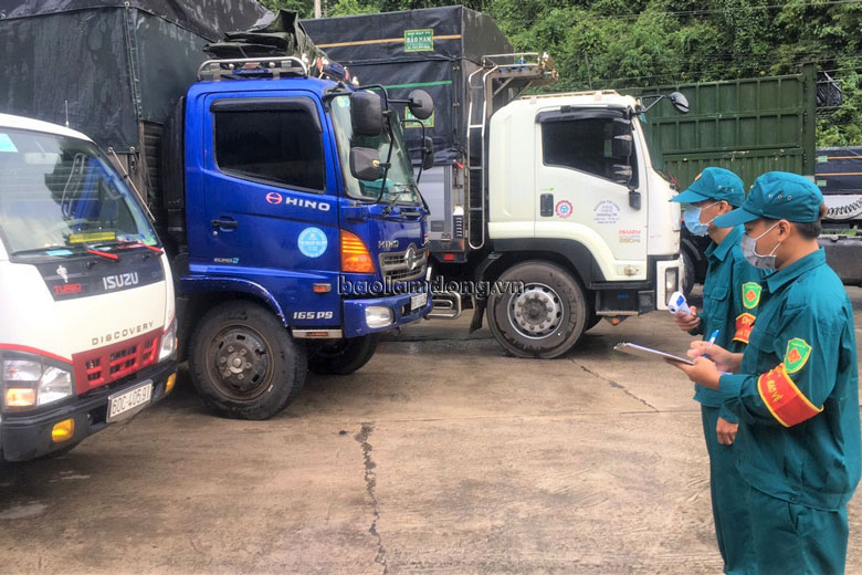 Các phương tiện qua chốt được kiểm soát chặt chẽ, tránh tập trung đông người khi thực hiện các quy định phòng chống dịch Covid-19