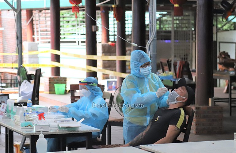 Xét nghiệm nhanh Covid-19 cho tài xế và phụ xe tải vận chuyển hàng hóa khi qua chốt số 1 vào Lâm Đồng