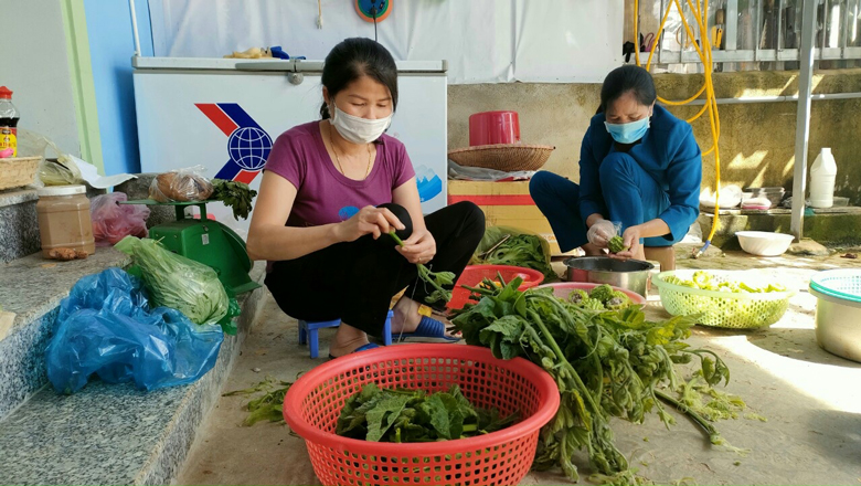 Lạc Dương: Chị em phụ nữ nấu cơm miễn phí phục vụ chốt kiểm soát
