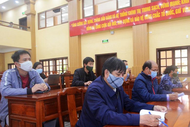Các đại biểu tham dự hội nghị thực hiện nghiêm các biện pháp phòng chống dịch Covid-19