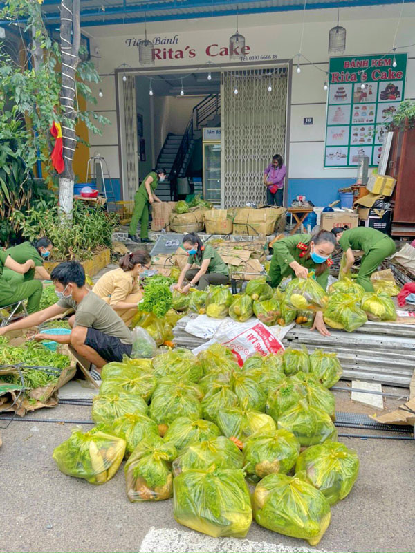 Chị Đan Vy, thành viên của nhóm tình nguyện tại Đà Lạt gồm nhiều thành phần bà con như tiểu thương, giáo viên, người kinh doanh nông sản, sinh viên,… chung tay đi thu hoạch rau ủng hộ các khu vực có dịch COVID-19 hoành hành tại TP Hồ Chí Minh và Phú Yên. Trong ảnh: Công an tỉnh Phú Yên nhận nông sản do nhóm tình nguyện của chị Đan Vy trao tặng cho bà con, lực lượng cán bộ, chiến sỹ Công an Phú Yên trong những ngày dịch COVID-19 diễn biến phức tạp tại địa phương này