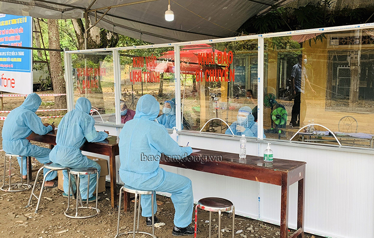 Trước mắt, 2 chốt Đạ Kho và Đạ Lây đã lắp đặt vách ngăn mica chắn giọt bắn tại các bàn làm việc cho lực lượng làm nhiệm vụ