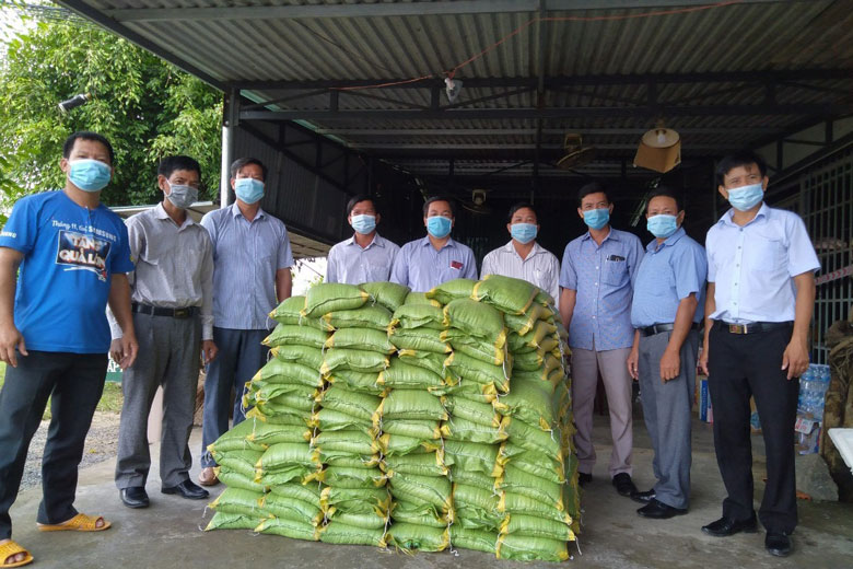 Ngay khi dịch bệnh xảy ra, nhiều tổ chức, cá nhân đã nhanh chóng ủng hộ nhu yếu phẩm cho người dân vùng giãn cách xã hội