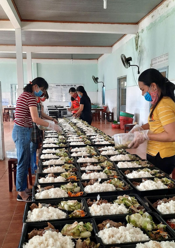 Chị em phụ nữ nấu ăn phục vụ tại khu cách ly