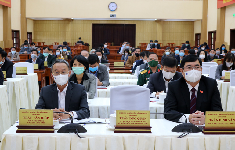 Đồng chí Trần Đình Văn - Phó Bí thư Thường trực Tỉnh ủy và đồng chí Trần Văn Hiệp – Phó Bí thư Tỉnh ủy, Chủ tịch UBND tỉnh cùng các đại biểu tham dự hội nghị