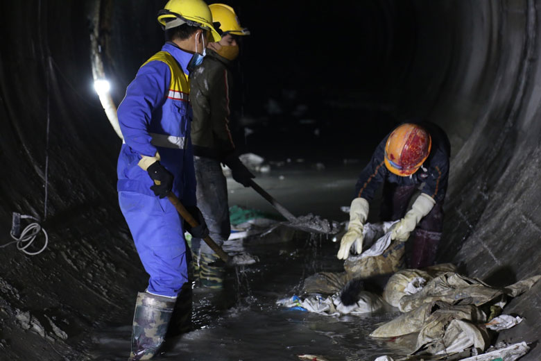 Nhà thầu CC47 đang thực hiện vệ sinh, hoàn thiện đường hầm dẫn nước để nghiệm thu đưa vào sử dụng