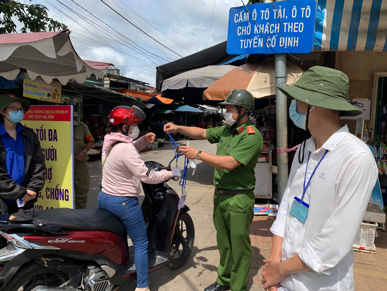 Đạ Tẻh: Phát thẻ ra vào chợ cho người dân