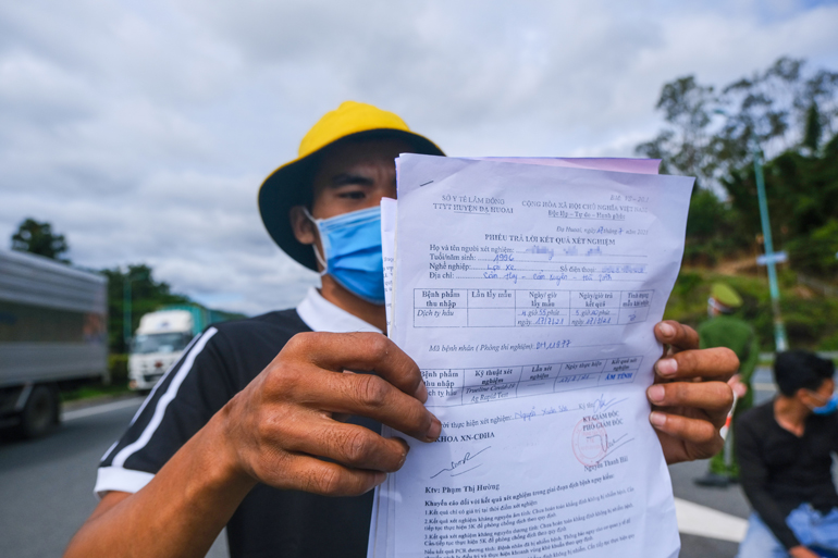 Anh Hoàng Văn Anh (25 tuổi, ngụ tỉnh Hà Tĩnh) là tài xế xe tải chở hàng từ TP Hồ Chí Minh lên Lâm Đồng. Anh cho biết mới xét nghiệm nhanh và có kết quả âm tính tại Chốt kiểm soát dịch đèo Chuối (huyện Đạ Huoai) trong sáng nay. “Mấy ngày nay tôi liên tục đi các tỉnh, tính ra 3 ngày giấy xét nghiệm nhanh 1 lần. Tới địa phương nào tôi cũng chấp hành nghiêm túc các quy định, giao hàng xong không tiếp xúc với ai, hạn chế tối đa tiếp xúc với người dân dọc đường đi chở hàng” – anh Hoàng Văn Anh cho biết