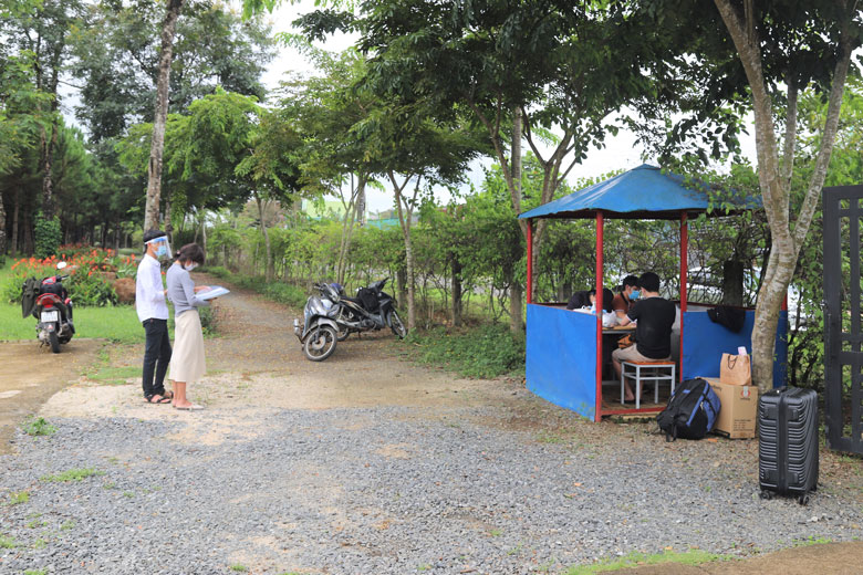Trưa 18/7, khu cách ly tại ký túc xá Trường Đại học Tôn Đức Thắng làm thủ tục tiếp nhận 3 công dân đầu tiên trở về từ TP Hồ Chí Minh