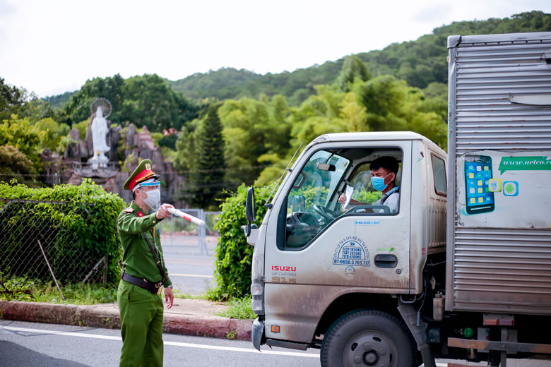 Lâm Đồng tiếp tục áp dụng một số biện pháp quyết liệt phòng chống dịch bệnh Covid-19 trong tình hình mới