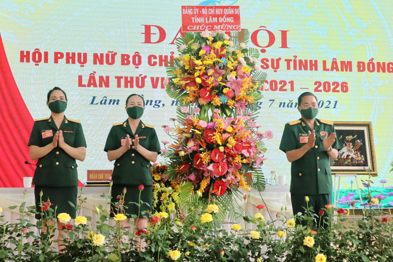Những bông hồng trong lực lượng vũ trang