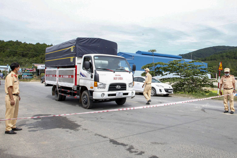Đơn Dương: Lái xe, phụ xe phải có giấy xét nghiệm SARS-CoV-2 âm tính mới được qua các chốt kiểm soát