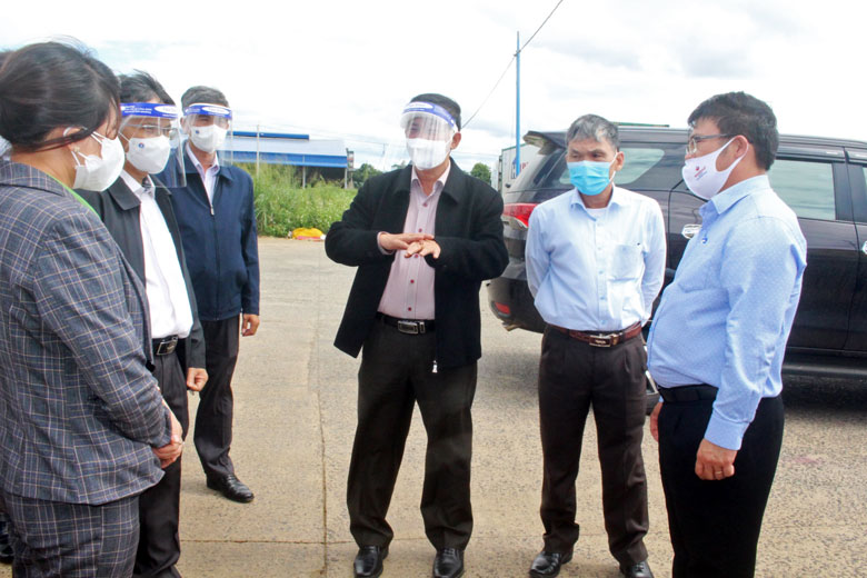 Bí thư Tỉnh ủy Lâm Đồng Trần Đức Quận kiểm tra công tác phòng chống dịch bệnh Covid-19 tại chợ đầu mối nông sản huyện Đức Trọng