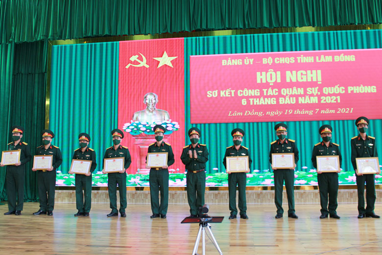 Thừa ủy quyền của UBND tỉnh, Bộ CHQS tỉnh đã trao Bằng khen cho các tập thể, cá nhân có thành tích xuất sắc trong chỉ đạo và tổ chức luật nghĩa vụ quân sự
