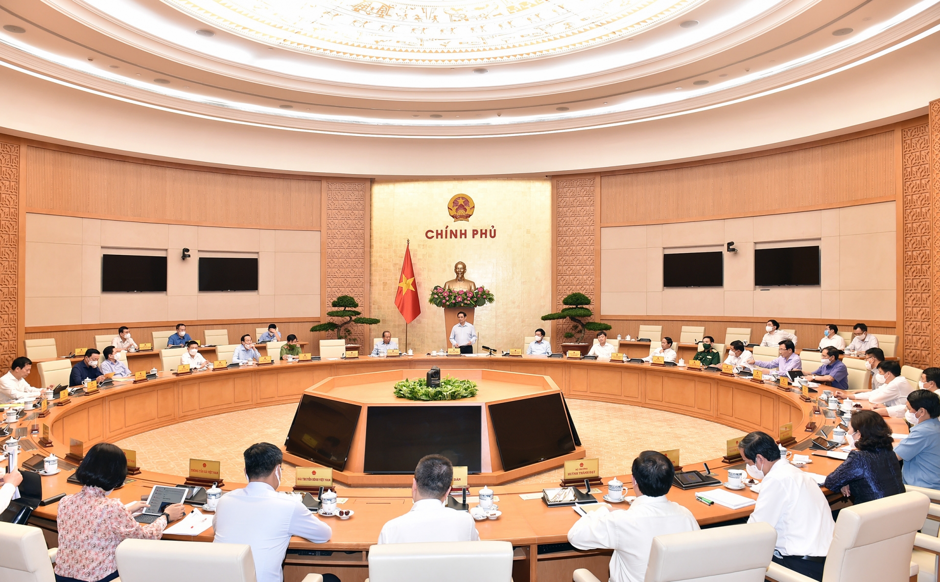 Các đại biểu dự cuộc họp thống nhất cần tập trung cho TPHCM và các tỉnh phía Nam, thực hiện Chỉ thị 16 theo tinh thần siết chặt kỷ luật, kỷ cương, đặc biệt là trong giãn cách xã hội