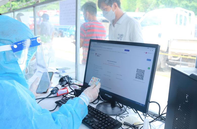 Tờ khai y tế điện tử của người qua chốt đèo Chuối sẽ được lưu vào hệ thống quản lý tại máy chủ. Ảnh: Khánh Phúc 