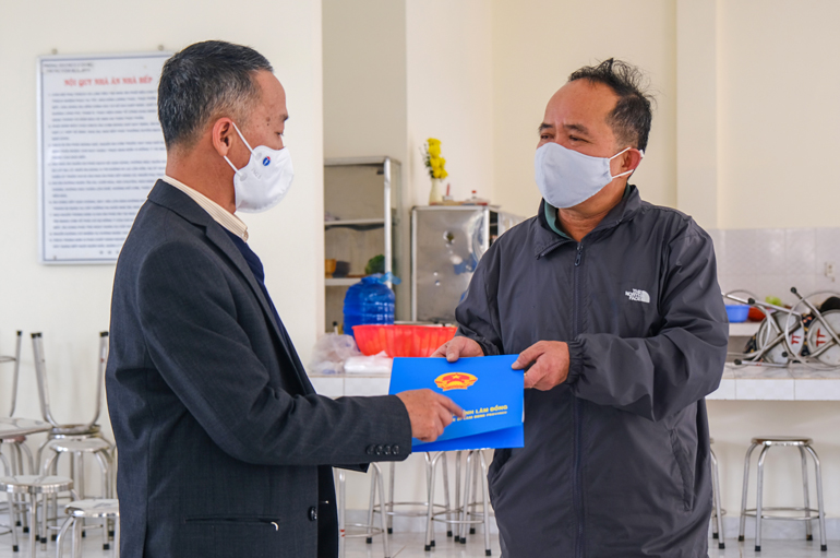 Đồng chí Trần Văn Hiệp - Chủ tịch UBND tỉnh Lâm Đồng trao 50 triệu đồng hỗ trợ lực lượng làm nhiệm vụ và hỗ trợ thêm suất ăn cho các trường hợp cách ly