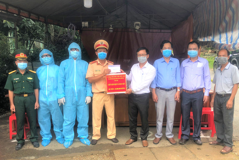 Ngành giáo dục Đạ Huoai thăm và tặng quà các chốt kiểm soát dịch Covid-19