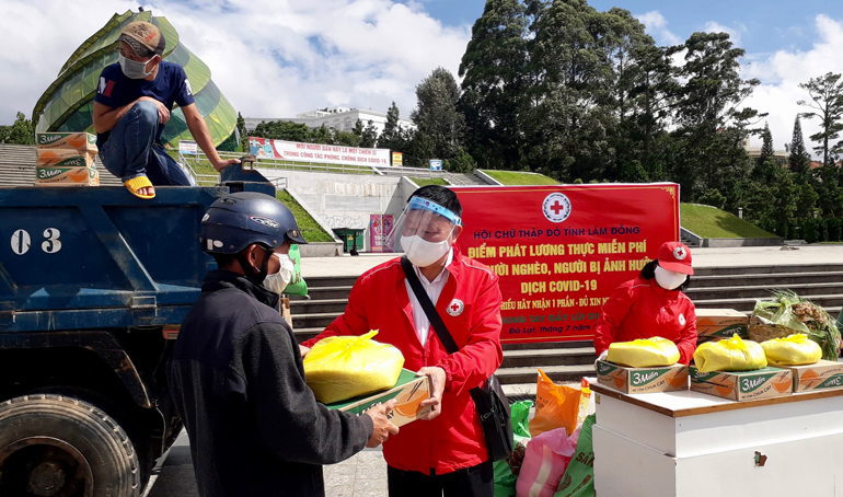 Hội CTĐ Lâm Đồng cấp phát lương thực miễn phí cho người bị ảnh hưởng bởi dịch Covid-19