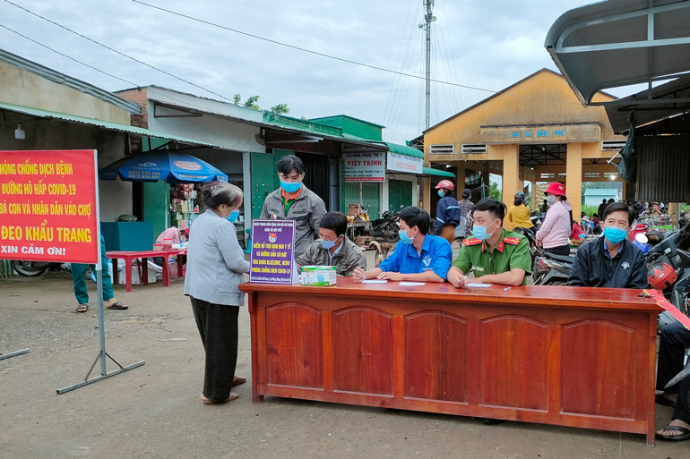Cát Tiên: Cấp phát thẻ ra, vào tại các chợ để phòng chống dịch Covid-19