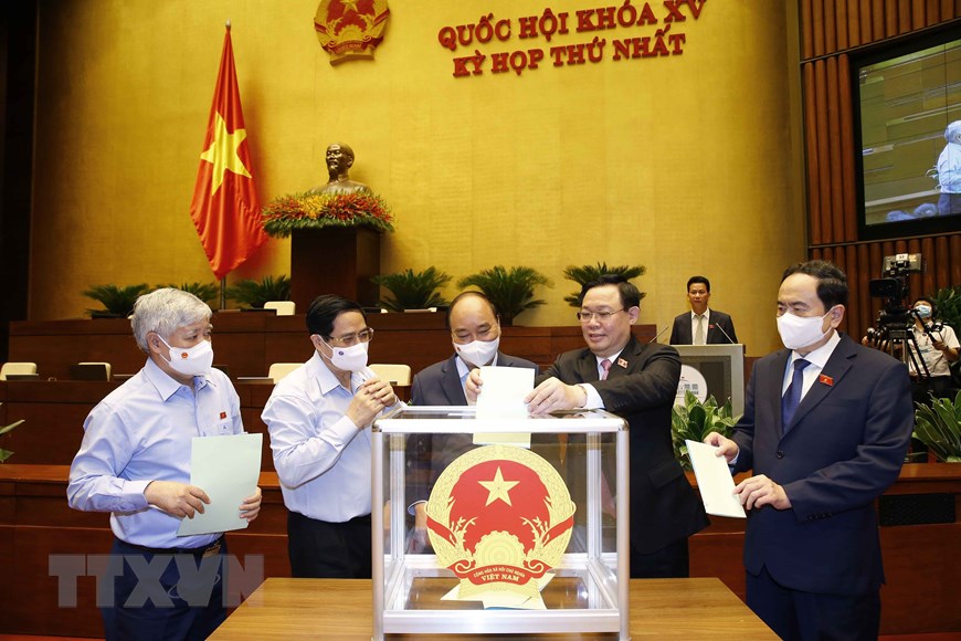 Chủ tịch nước Nguyễn Xuân Phúc, Thủ tướng Phạm Minh Chính, Chủ tịch Quốc hội Vương Đình Huệ, Phó Chủ tịch Thường trực Quốc hội Trần Thanh Mẫn và Chủ tịch Ủy ban Trung ương Mặt trận Tổ quốc Việt Nam Đỗ Văn Chiến bỏ phiếu bầu. (Ảnh: Doãn Tấn/TTXVN)