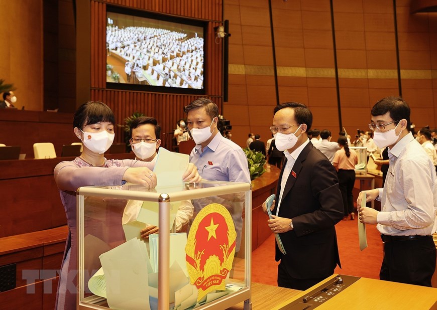Các đại biểu bỏ phiếu bầu. (Ảnh: Dương Giang/TTXVN)