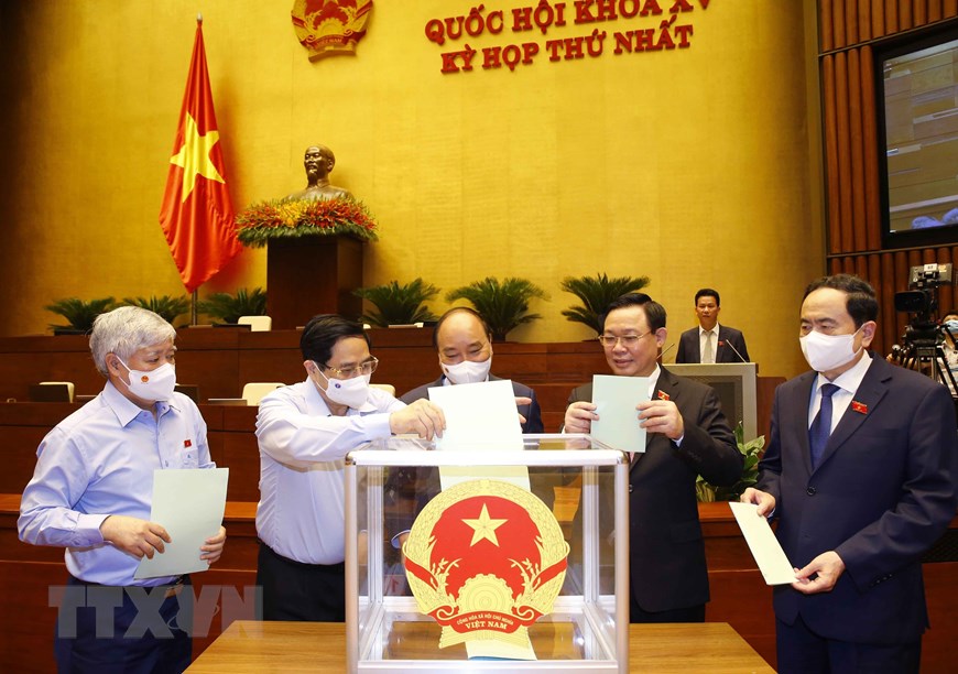 Hình ảnh Chủ tịch nước Nguyễn Xuân Phúc, Thủ tướng Phạm Minh Chính, Chủ tịch Quốc hội Vương Đình Huệ, Phó Chủ tịch Thường trực Quốc hội Trần Thanh Mẫn và Chủ tịch Ủy ban Trung ương Mặt trận Tổ quốc Việt Nam Đỗ Văn Chiến bỏ phiếu bầu. (Ảnh: Doãn Tấn/TTXVN)