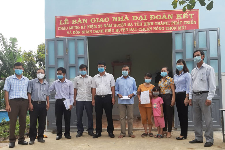 Đạ Tẻh: Bàn giao 2 căn nhà Đại đoàn kết