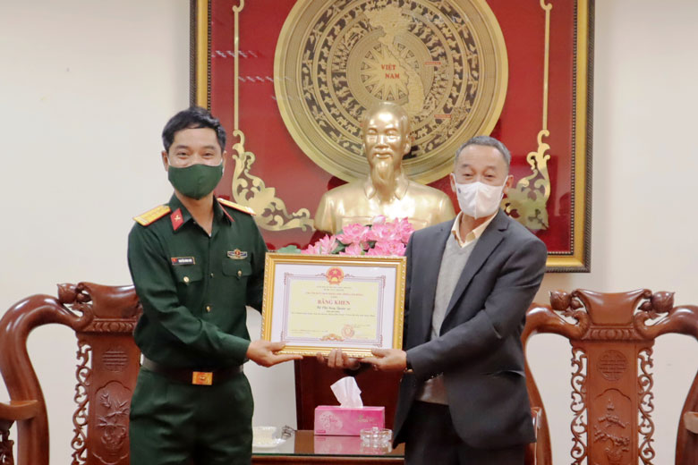 Chủ tịch UBND tỉnh trao bằng khen cho Bộ Chỉ huy Quân sự tỉnh
