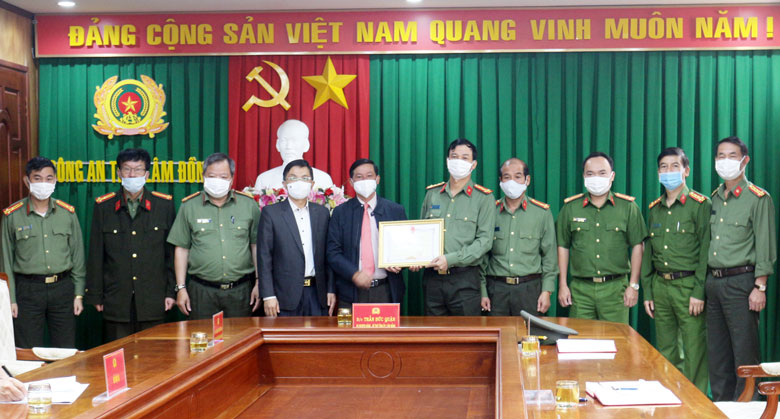 Trao bằng khen cho tập thể Công an tỉnh