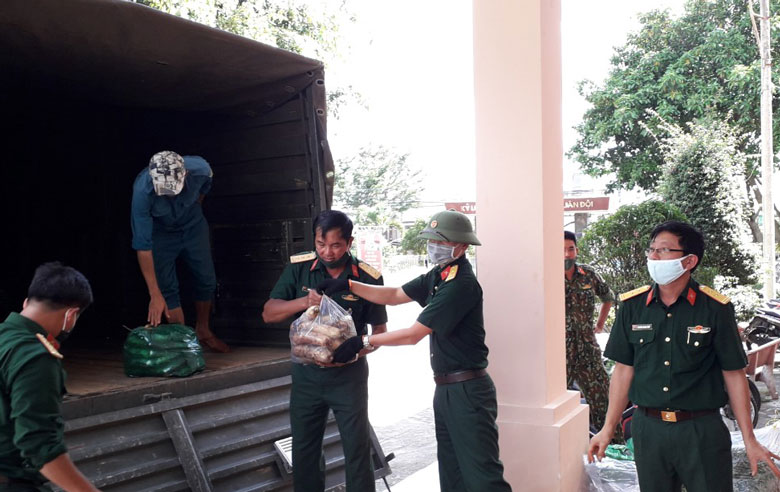 Bộ Chỉ huy Quân sự tỉnh Lâm Đồng hỗ trợ 12 tấn nông sản cho các đơn vị trong Quân khu 7