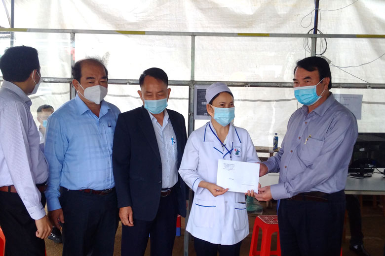 Phó Chủ tịch UBND tỉnh Lâm Đồng Phạm S thăm và tặng quà cho chốt kiểm dịch Eo Gió, khu lưu trú tập trung cho lái xe, phụ xe của huyện Đơn Dương