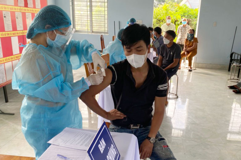 Cát Tiên: Tiêm vắc xin phòng Covid-19 cho các tài xế và phụ xe